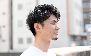 街を見つめる社員