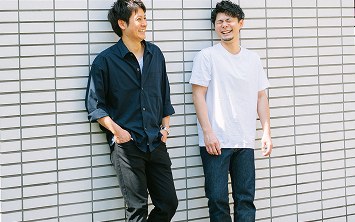 談笑する社員たち