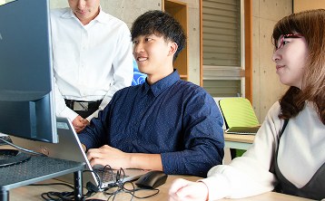 ミーティング中の社員たち